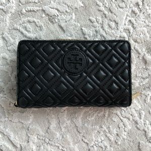 Tory Burch Wallet gently worn.In perfect condition